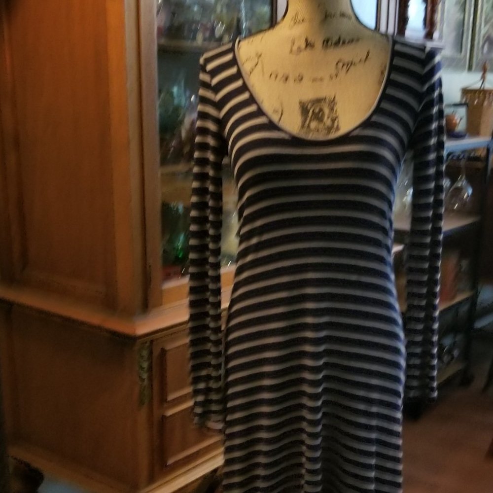 BCBGMAXAZRIA NAVY AND NUDE STRIPED HI LOW XS